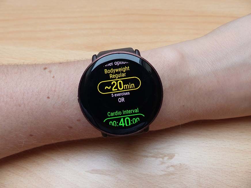 Man sieht die Trainingsempfehlungen auf der Polar Ignite 3.